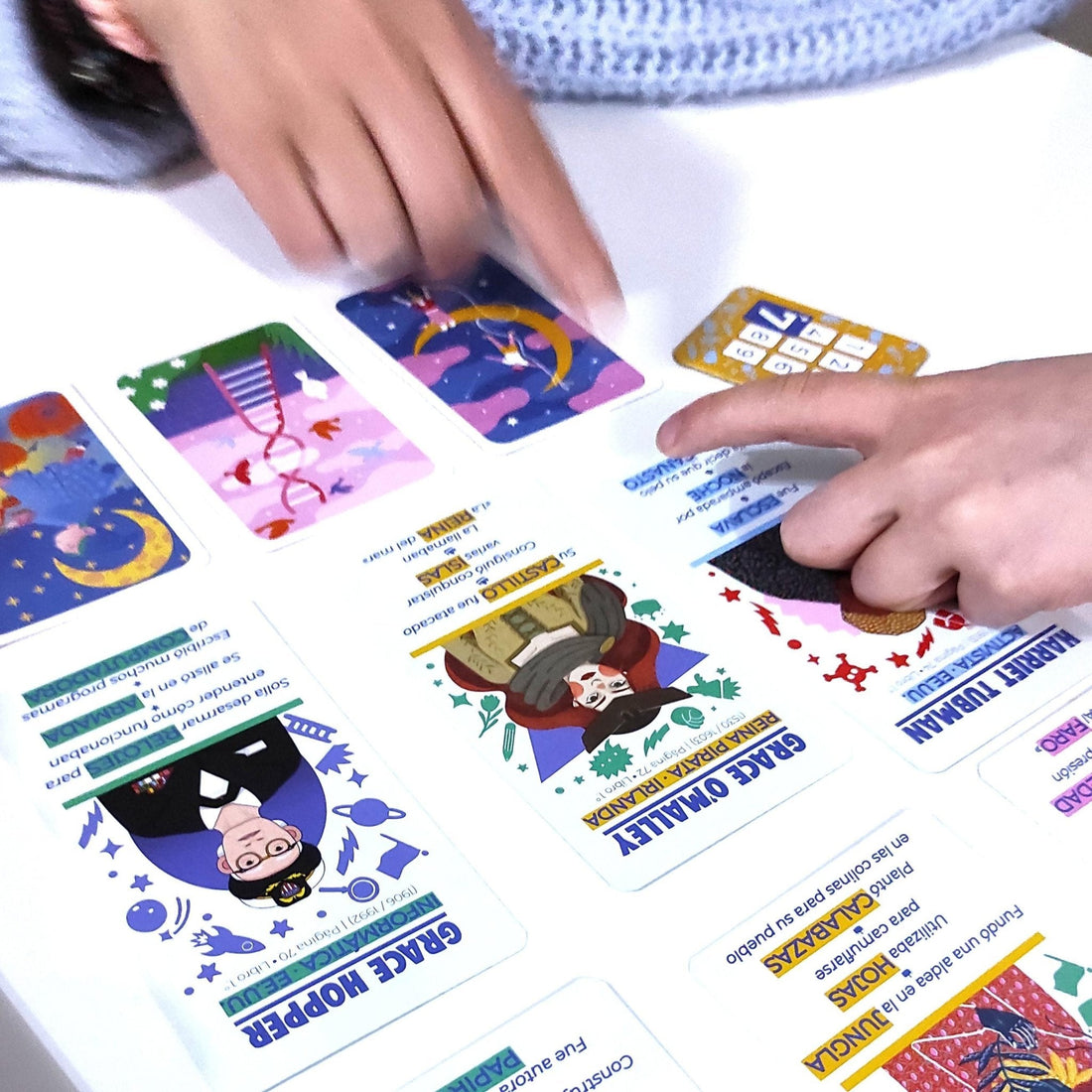 ¿Conoces los motivos por los que los juegos de mesa familiares son imprescindibles para el desarrollo sano de una familia? ¿Sabes por qué son imprescindibles los juegos de mesa en familia? Pues justo de eso quiero hablarte. En muchas ocasiones la vida pas