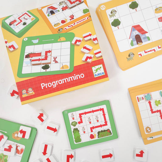 Descubre Programmino un juego ideal para practicar y jugar las bases de la programación Hoy queremos hablarte de Programmino un juego de @djeco_es desde los 4 años y que es una forma estupenda de trabajar la pre-programación en los más pequeños.Programmin