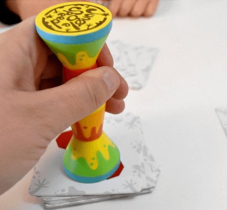 El control inhibitorio o control de impulso en los juegos de mesa ¿Serías capaz de estar durante más de un minuto evitando decir ni SÍ, ni NO, ni BUENO, ni MALO? ¿Y si además pides a tus acompañantes que se esfuercen para conseguir que tú digas algunas de