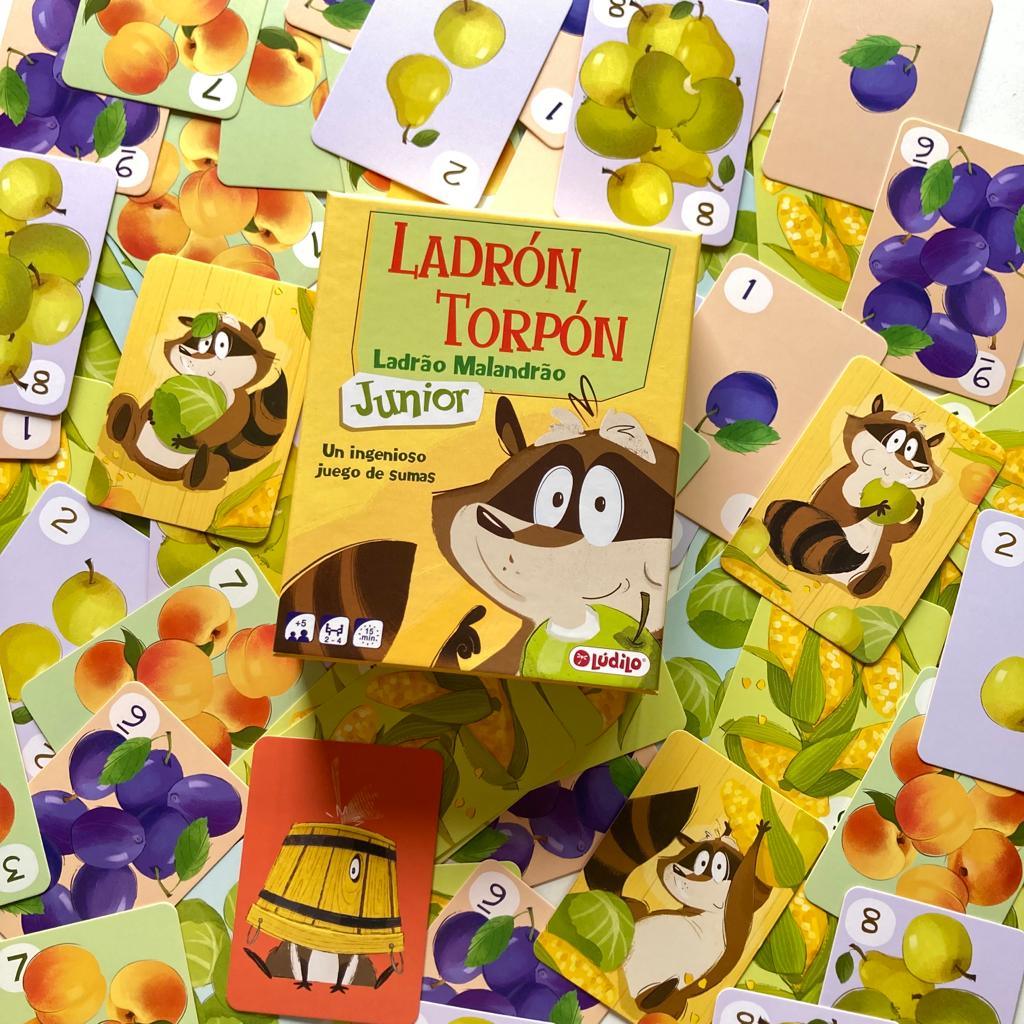 Ladrón Torpón Jr, un juego de mesa de cálculo, rapidez y ladronzuelos Hoy compartimos Ladrón torpón Jr de Ludilo , el hermano pequeño de Ladrón Torpón. Ladrón Torpón Junior es un juego a partir de los 5 años, de 2 a 4 jugadores donde podrás a prueba tu cá