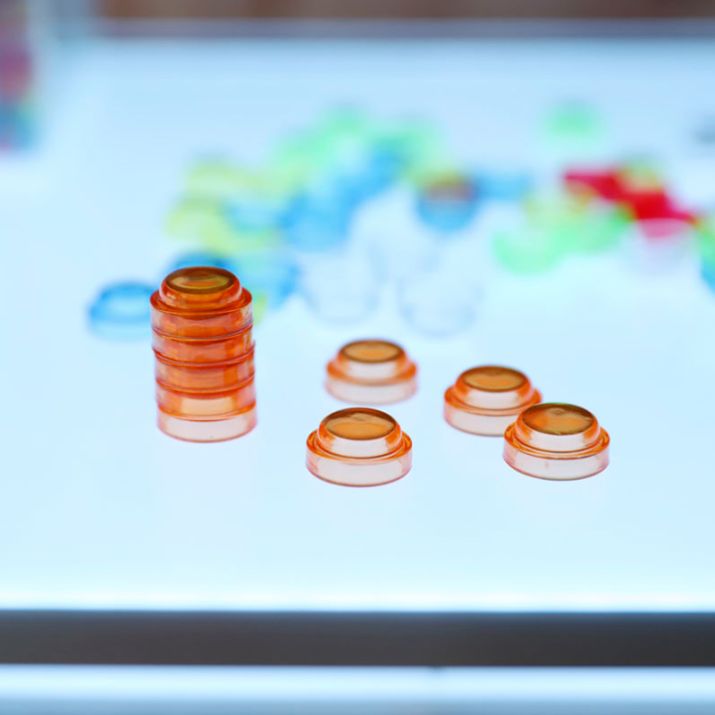 Fichas apilables de colores translúcidas para contar. Pack de 500 piezas Tickit - Desde 3 años