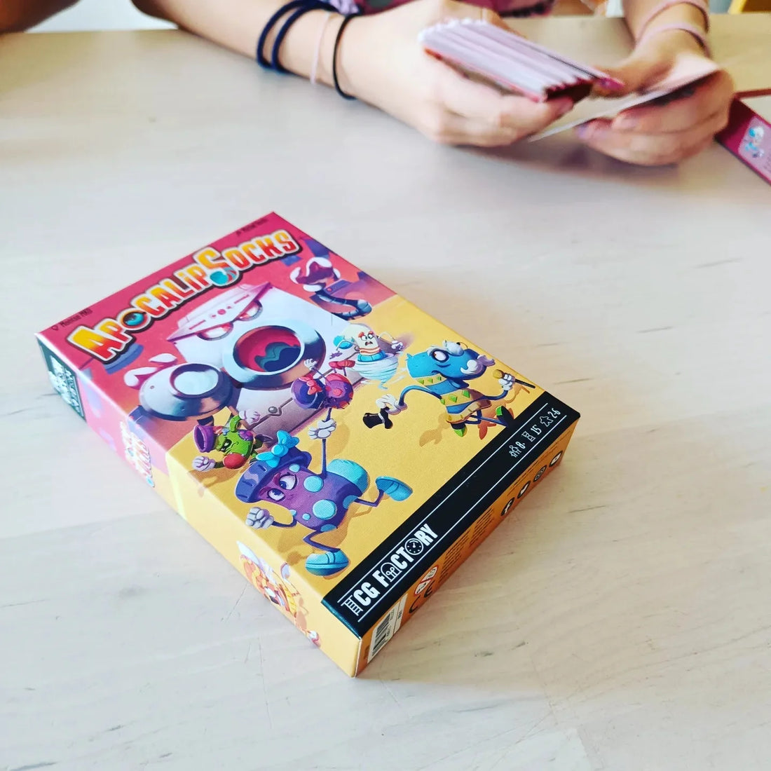 Apocalipsocks, quien pestañee pierde 😉 Apocalipsocks, un juego de mesa divertido para toda la familia Es un hecho conocido por todo el mundo, las lavadoras hacen desaparecer los calcetines. Esa es la introducción a este juego de atención, velocidad, movi