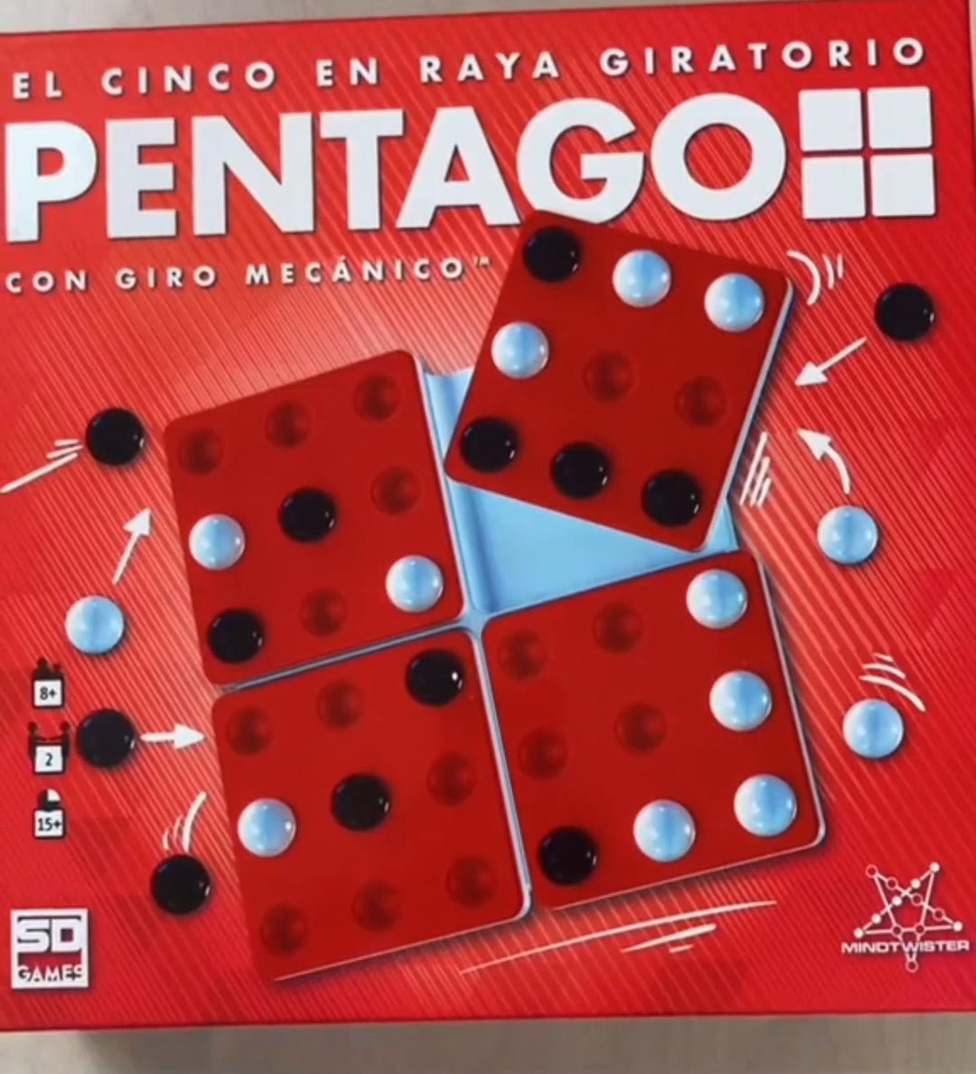 Cómo jugar al juego de mesa Pentago en menos de un minuto Hoy te compartimos jugar al juego de mesa Pentago en menos de un minuto Si te gustan los juegos de estrategia a dos jugadores, estamos seguros que Pentago, con una mecánica muy original os va a enc