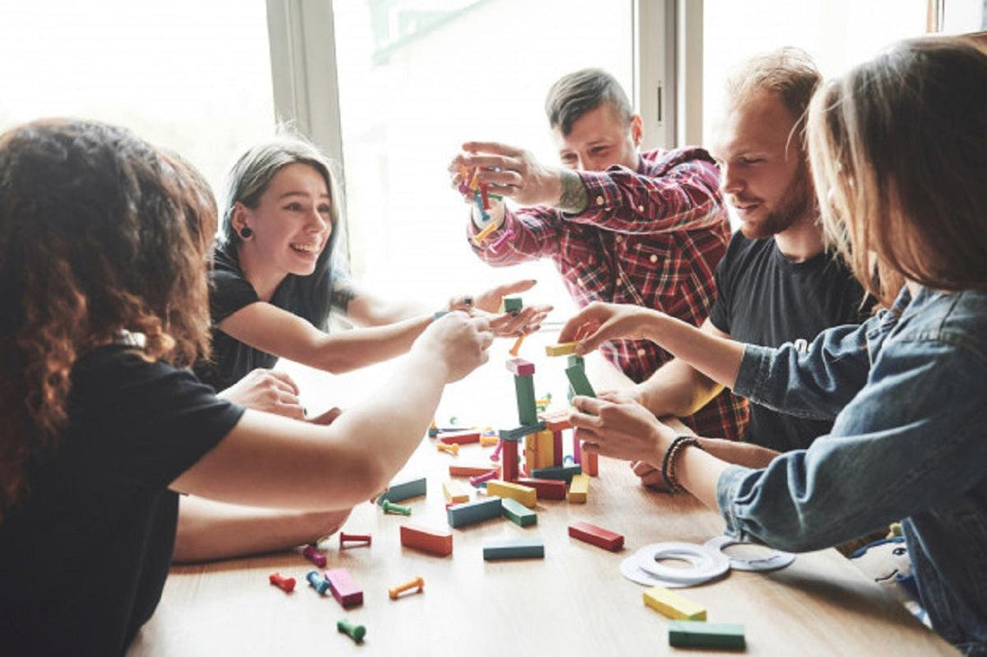 Los mejores Party Games - Juegos de mesa Si en cualquier época del año es buena idea explorar el campo de los party games, los periodos de fiestas y vacaciones, en los que es más frecuente que tengamos momentos de juego con más gente, hacen de esta catego