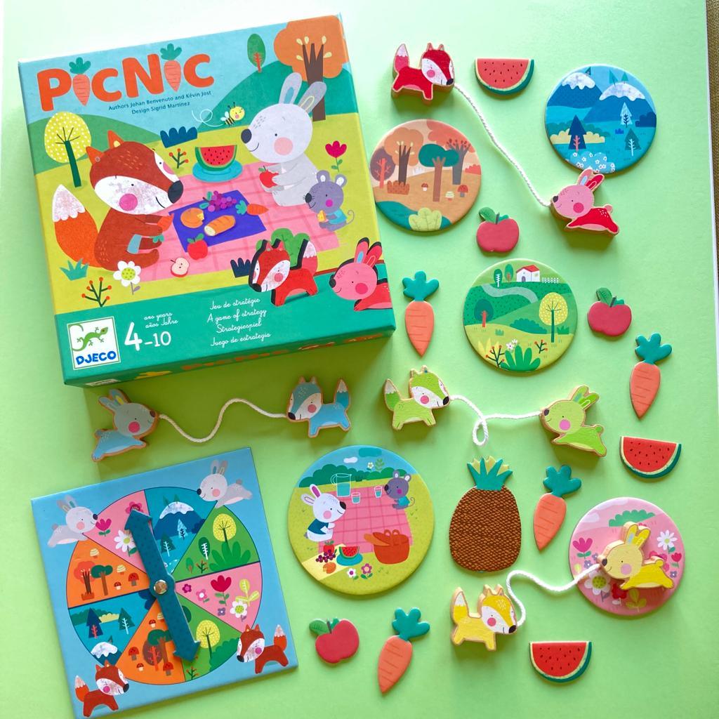 Reseña y cómo jugar al juego de mesa Picnic de Djeco Picnic , un juego de mesa de Djeco para niños a partir de 4 a 10 años con una pequeña dosis de estrategia Hoy queremos compartir contigo PicNic 🧺 de @djeco . Picnic es un juego muy apropiado para esta