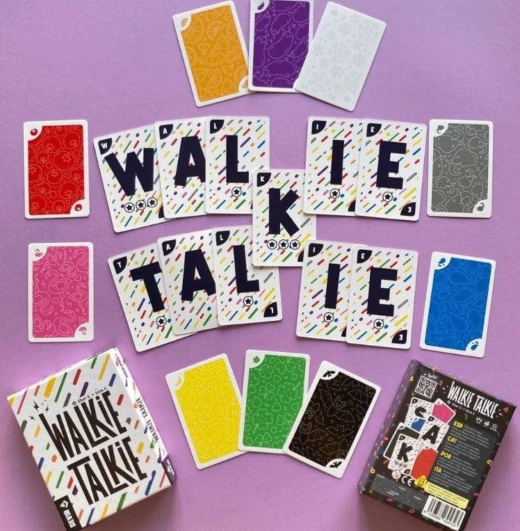 Reseña y cómo se juega al juego Walkie Talkie de Devir ¿Quieres un juego rápido, colaborativo y donde se trabaje el vocabulario? Walkie Talkie está hecho para ti? Hoy queremos hablarte de Walkie Talkie 📞, uno de los nuevos juegos de pequeño formato de @d