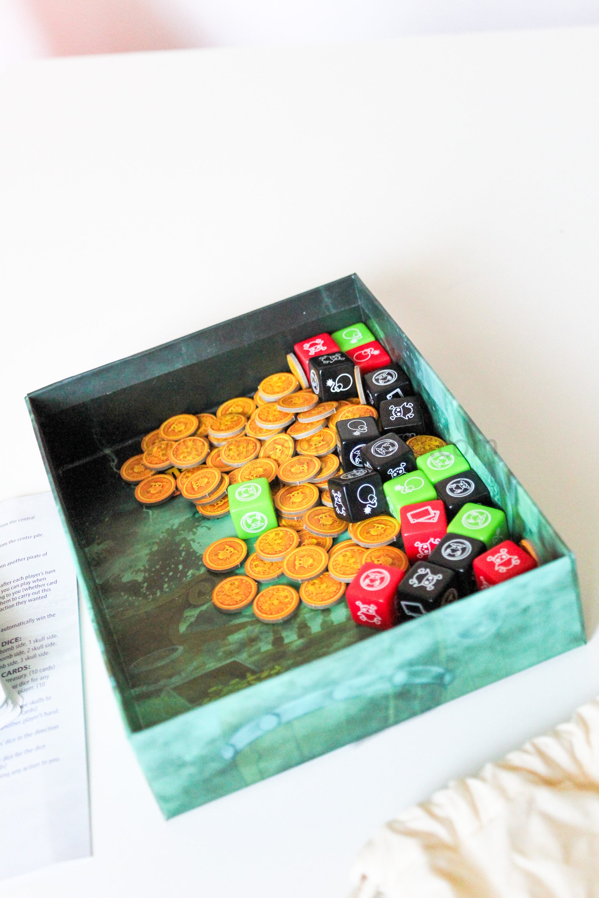 Anne Bonny’s Malediction – Juego de dados, traiciones y monedas (8+ años · 2-5 jugadores)