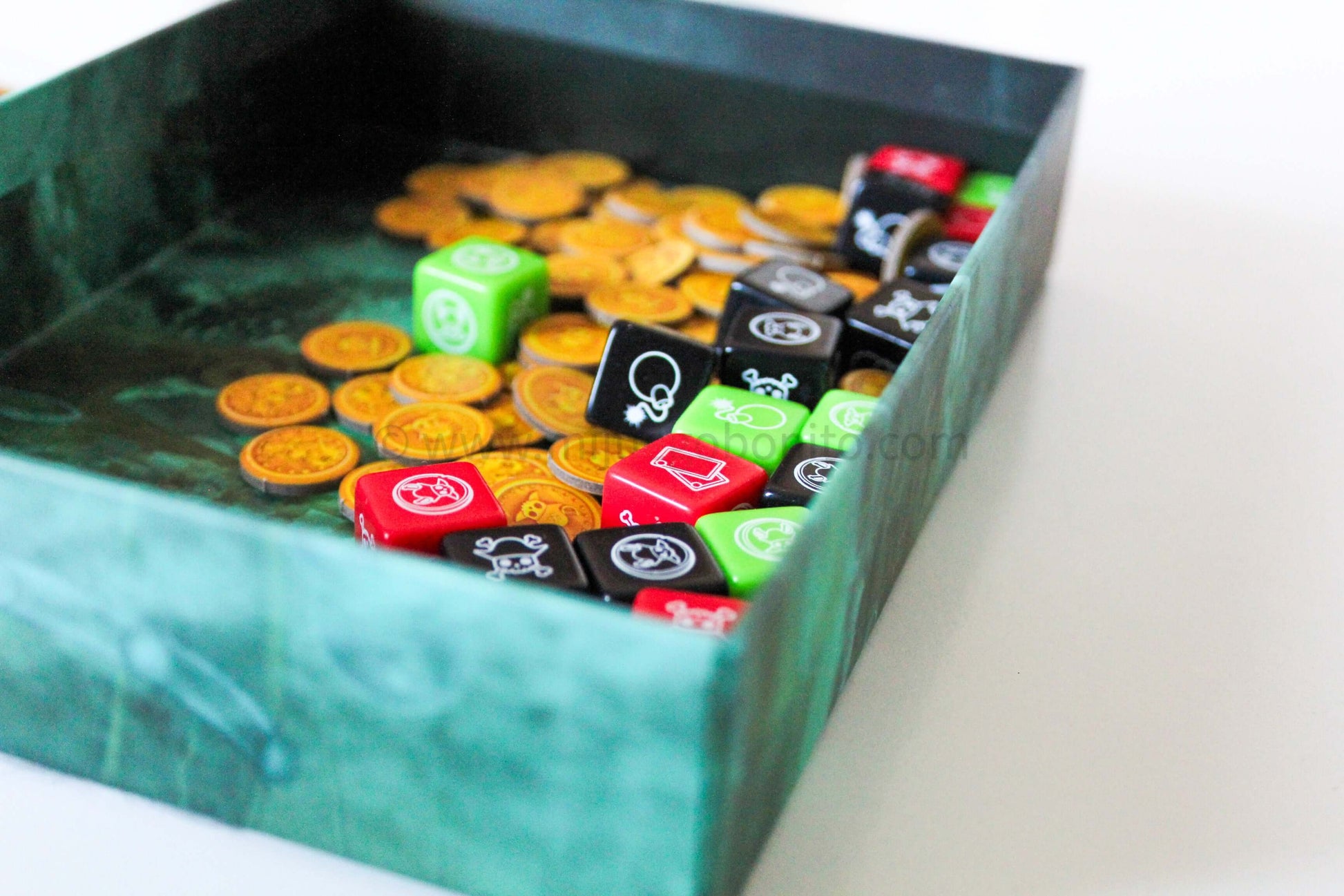 Anne Bonny’s Malediction – Juego de dados, traiciones y monedas (8+ años · 2-5 jugadores)