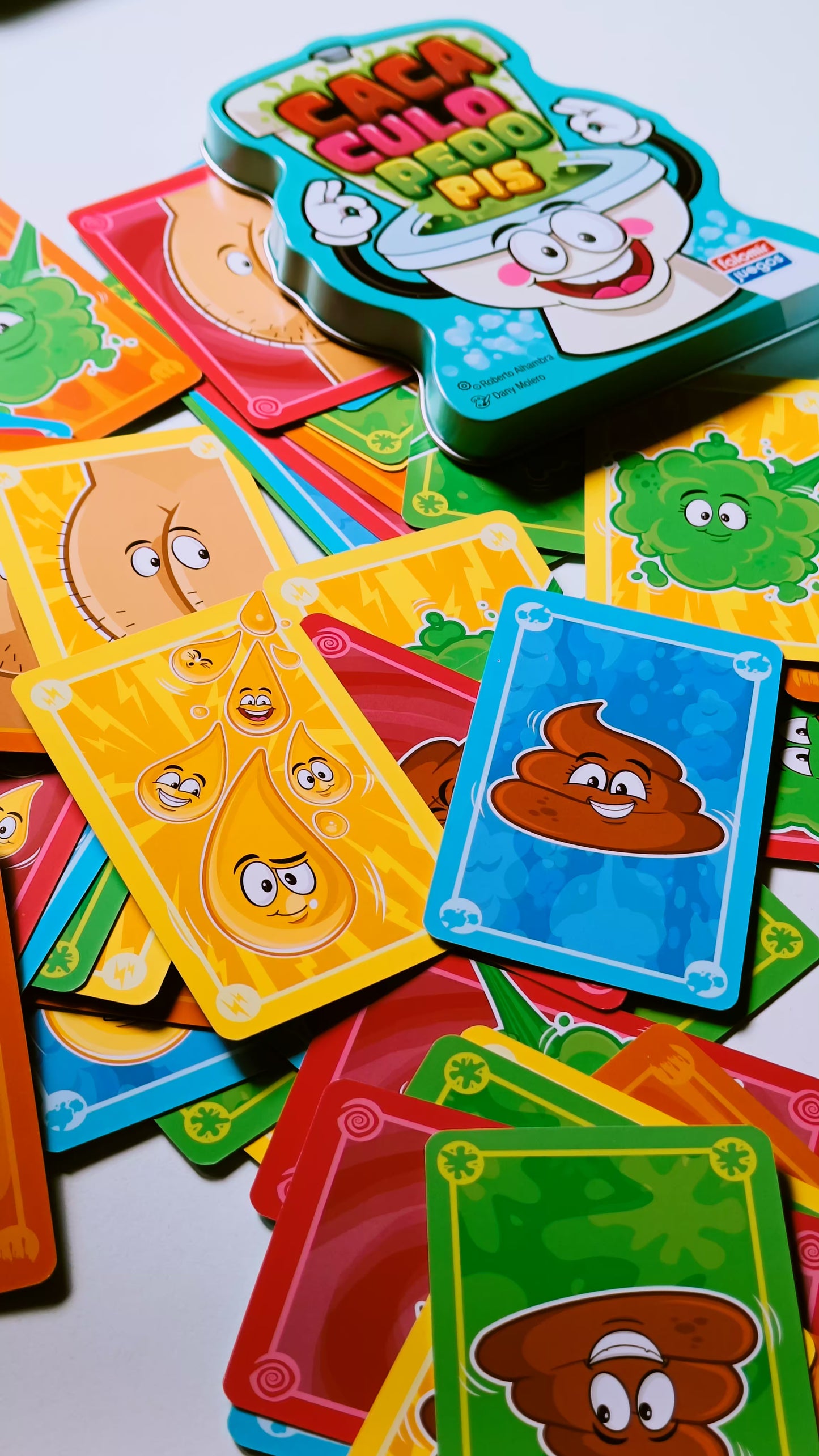 Caca Culo Pedo Pis – cartas rápidas para reír sin pensar demasiado · 8+ · 2-5 jugadores · 1-5 min · Falomir