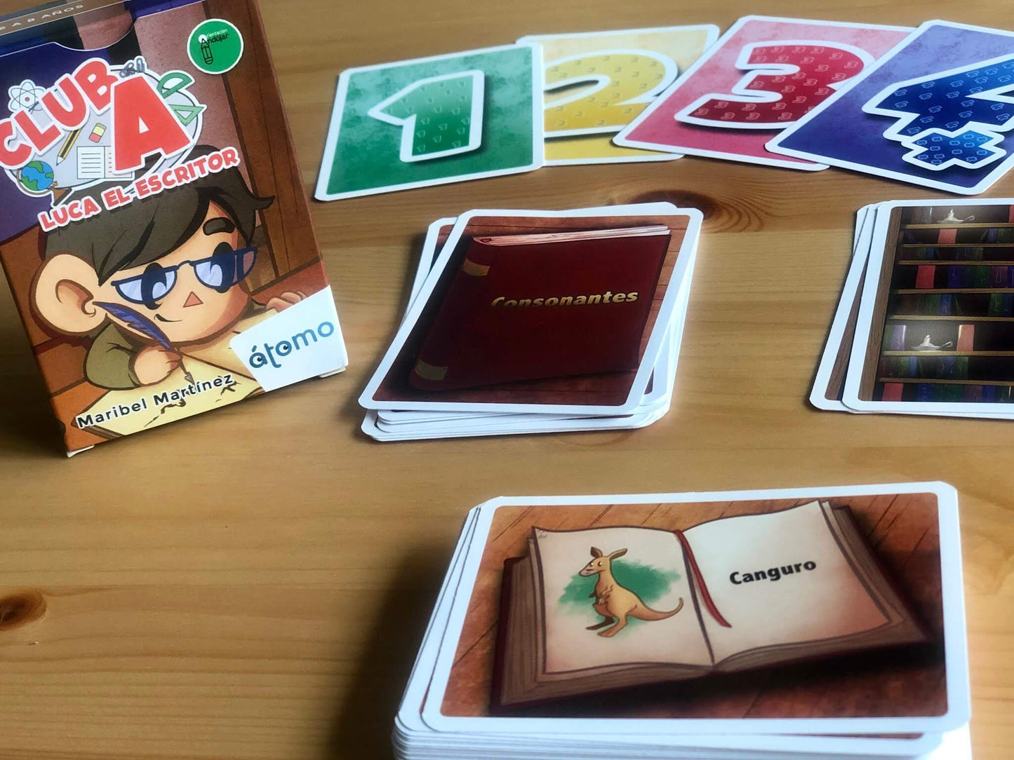 Club A Luca El Escritor - Juego de cartas educativo de lectoescritura - Átomo Games - Desde 6 años - 1 a 3 jugadores